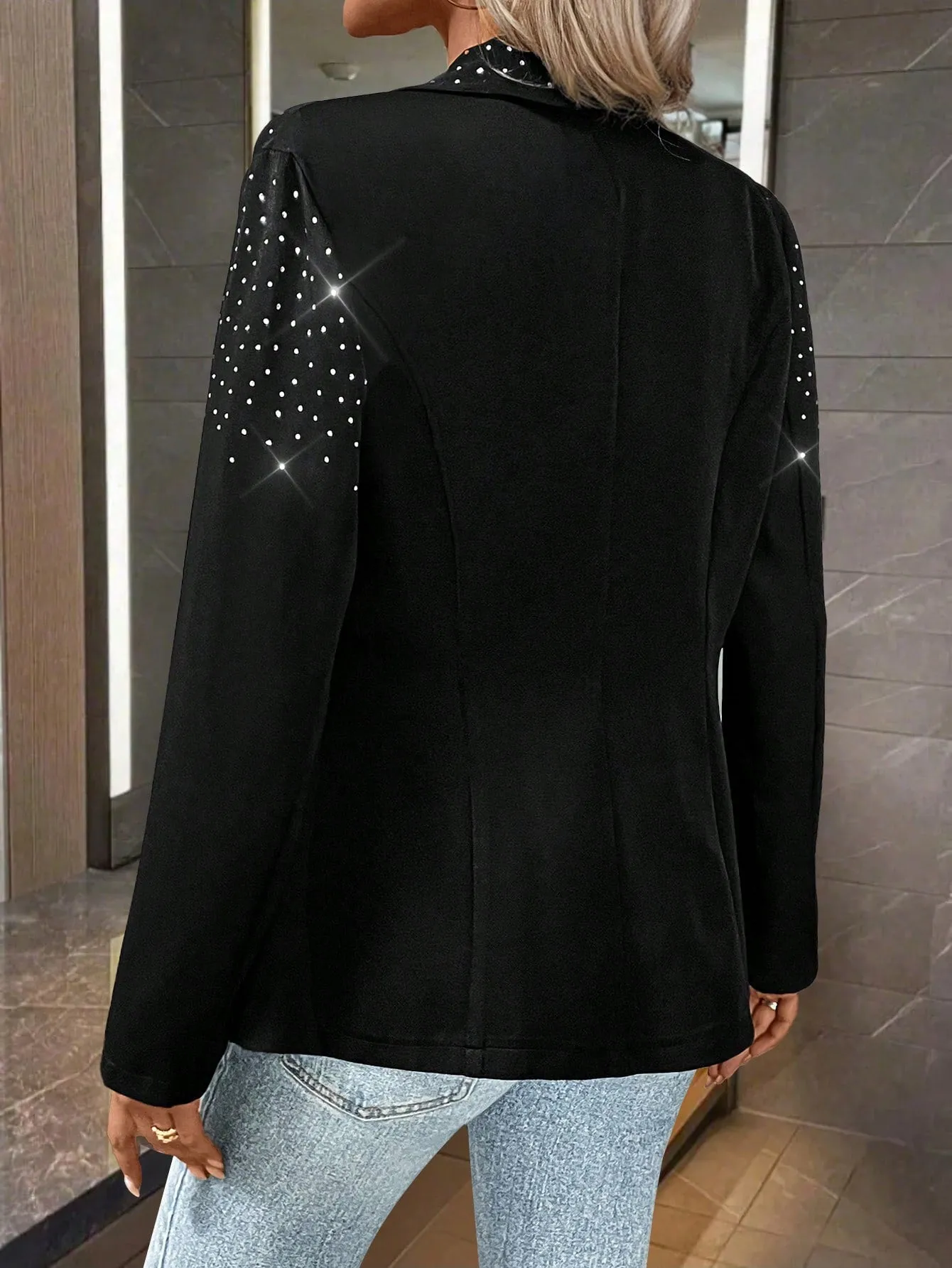 Blazer negro elegante con cristales para fiesta